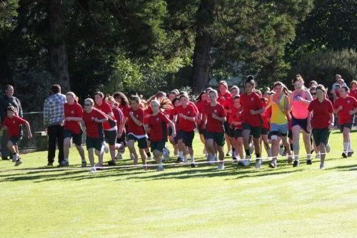 Hình ảnh các em học sinh trong cuộc thi chạy của trường Kaikorai Valley