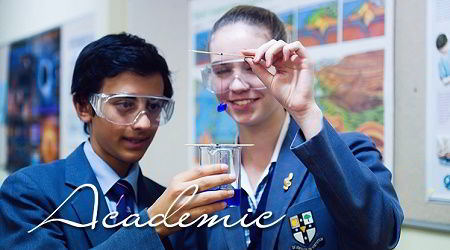 Hình ảnh học sinh trường Illawarra Grammar trong tiết thực hành hóa học