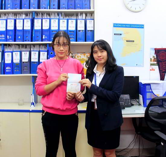 Nguyễn Hồng Anh nhận visa du học Canada từ đại diện New Ocean