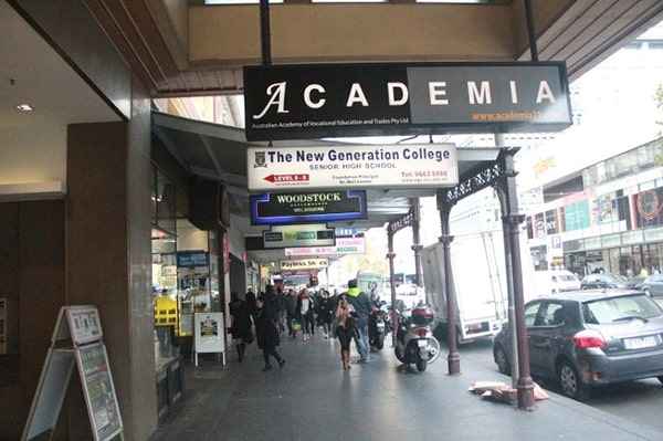 Phía bên ngoài của trường Academia International, Úc