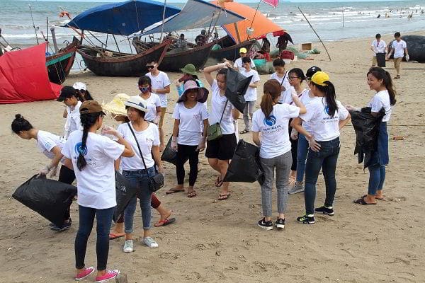 Các bạn tình nguyện viên tham gia làm sạch môi trường biển