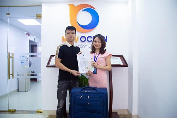 Bạn Bảo Khánh nhận Visa du học Singapore từ chuyên viên tư vấn New Ocean