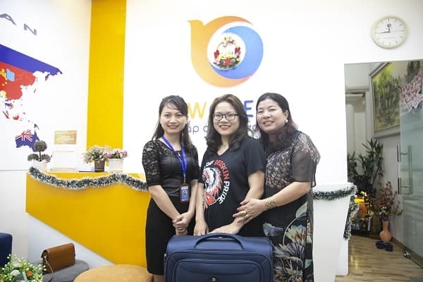 Bạn Trần Thị Phương Anh cùng mẹ nhận Visa từ New Ocean