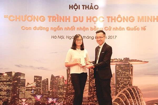 Bạn Nguyễn Thị Ngọc Anh - Sinh viên năm nhất đại học Ngoại thương may mắn trúng giải Đặc Biệt là một chiếc điện thoại Samsung J7 Prime tại hội thảo