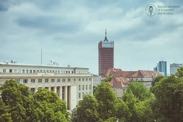 Trường Đại học Kinh tế và Kinh doanh Poznan nhìn từ xa