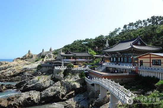 Ngôi chùa Headong Yonggungsa cổ kính bên bờ biển