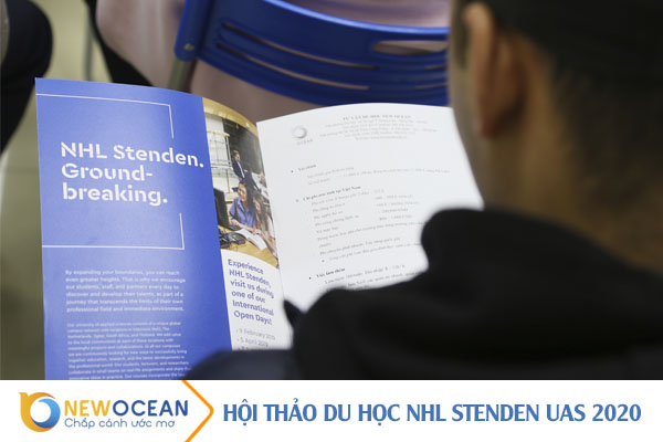 Các bạn học sinh chăm chú tìm hiểu về du học Hà Lan trường NHL Stenden UAS năm 2020