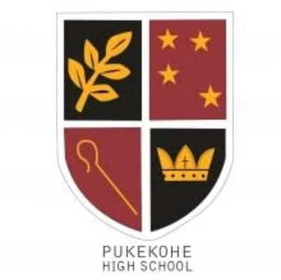 Logo trường trung học Pukekohe|Trường trung học Pukekohe|Học sinh Trường trung học Pukekohe đến từ nhiều quốc gia trên thế giới|Các học sinh trong dàn hợp xướng của trường|Trong một tiết học|Một góc nhìn khác từ trường trung học Pukekohe