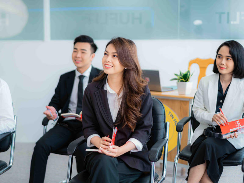 Sau khi tốt nghiệp ngành quan hệ quốc tế, bạn có thể làm việc trong nhiều lĩnh vực khác nhau
