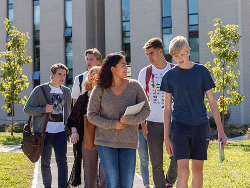 Chi phí tại trung học EF Academy