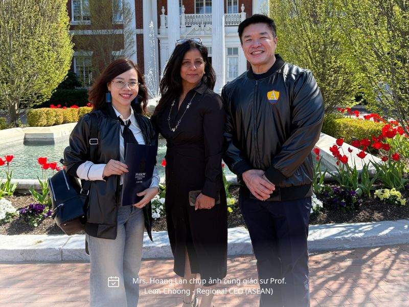 CEO Hoàng Lan chụp ảnh cùng giáo sư Leon Choong - Giám đốc Đông Nam Á - Amity Education Group