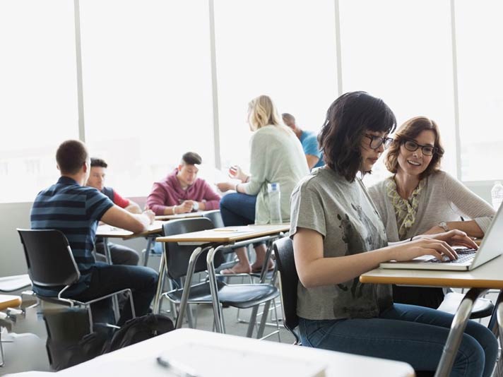 Cơ hội việc làm và mức lương sau khi tốt nghiệp báo chí ở từng quốc gia